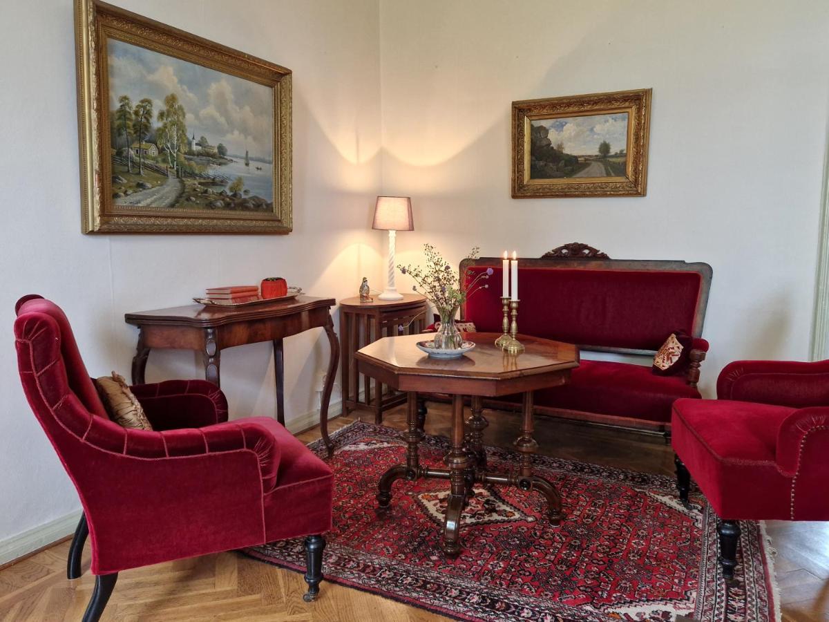 Naeaes Slott Guest House Floda  Exterior photo