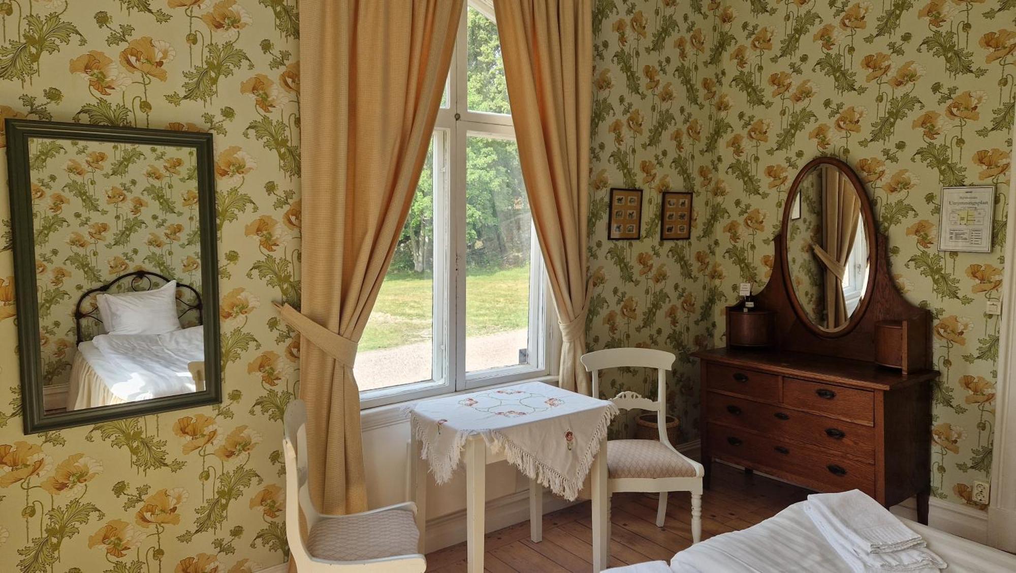 Naeaes Slott Guest House Floda  Exterior photo