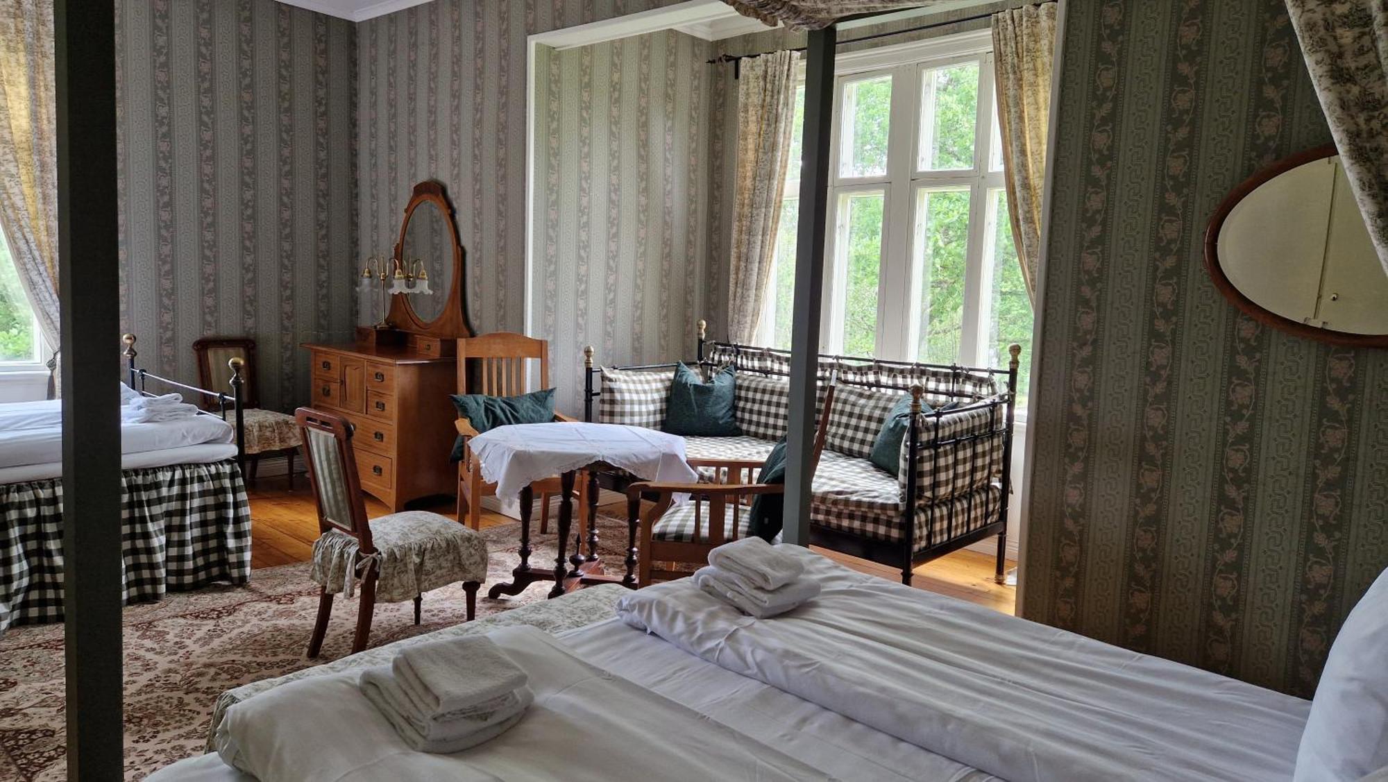 Naeaes Slott Guest House Floda  Exterior photo